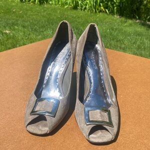 BCBGirls Suede Pumps 4” Heels Open Toe Silver Toe Emblem Women’s US Size 8.5